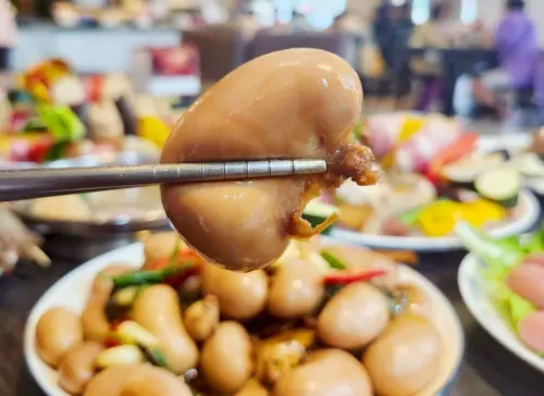 ▲千葉火鍋在10月的假日，限定推出「並蹦叫～巨型雞佛美食秀」，各店推出不同雞佛料理。（圖／千葉火鍋提供）