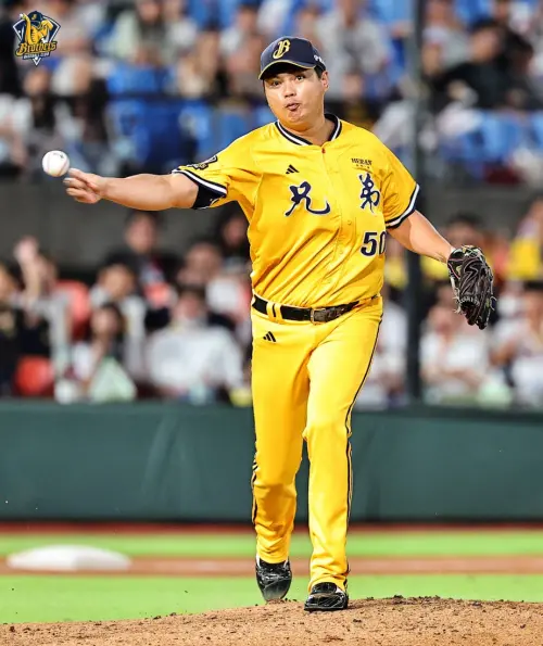 ▲中信兄弟「拆彈手」蔡齊哲今日又上演精采牽制，讓許賀捷出局，生涯製造12次牽制出局，已經創下本土球員之最。（圖／中信兄弟提供）