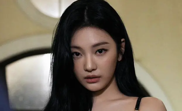 ▲aespa成員寧寧（如圖）昨晚（26日）在IG開直播，被粉絲問到酒量如何，她才剛說不太會喝，不料下一秒竟意外拍到身後的酒瓶山，數量多到讓粉絲嚇瘋直呼：「不是很能喝，是超會喝吧」。（圖／翻攝IG imnotningning）