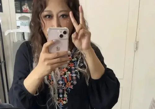 ▲歌手家家（如圖）連日失言風波，今（27）日晚間在台北開唱，演前她在後台吃葡萄，並拍攝影片比YA，文字敘述上說：「好吃」。（圖／翻攝自家家IG＠jiajiachimusic）