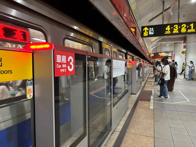 ▲台北捷運三重國小站近日發生離譜事件，一名女乘客竟在月台旁擅自打開消防箱封蓋，直接使用裡頭的「緊急插座」替手機充電，畫面曝光後引發網友熱議。（圖／記者徐銘穗攝）