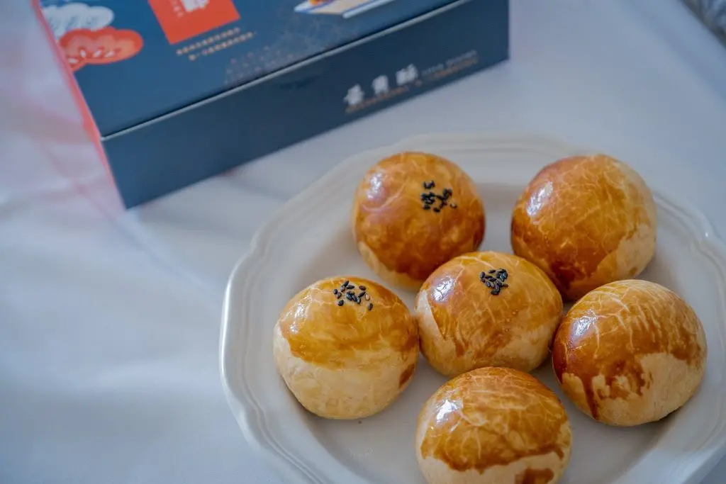 ▲彰化「黑手牌」蛋黃酥爆紅，不僅訂單全數售罄，甚至因供不應求遭到顧客留下一星負評，老闆陳永聰乾脆擺出「人行立牌」鞠躬道歉。（圖／取自臉書粉專「聰哥團長蛋黃酥」）