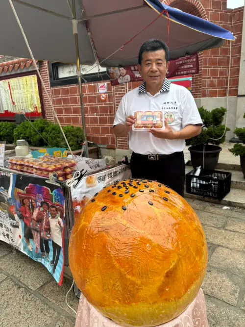 ▲黑手牌蛋黃酥（圖／取自臉書粉專「聰哥團長蛋黃酥」）