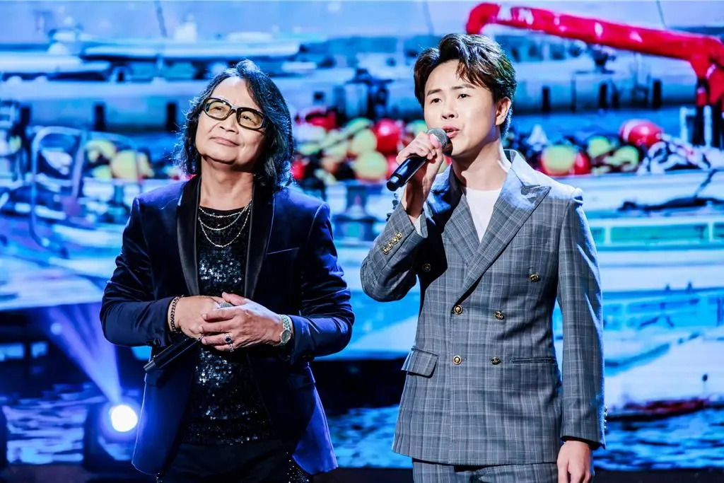 ▲沈文程（左）20年前曾蹲在陳孟賢（右）的小琉球老家門口吃泡麵，沒想到20年後現在兩人可同台演唱。（圖／中視提供）