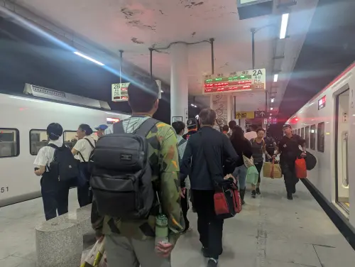 花蓮光復深夜車廂都是人！全台志工24H輪替　逐車交換物資
