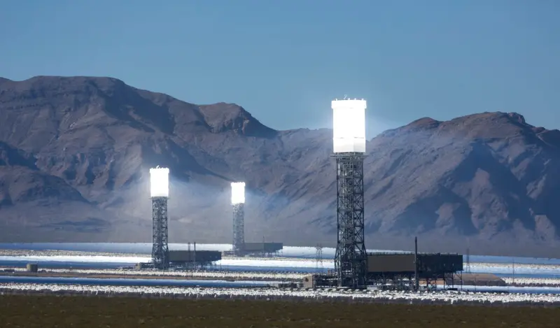 ▲位在美國加州莫哈韋沙漠的伊凡帕太陽能電廠（Ivanpah Solar Power Facility），預計將在明年關閉，當初斥資22億美元打造，才啟用12年就黯淡收場。（圖／美聯社／達志影像）