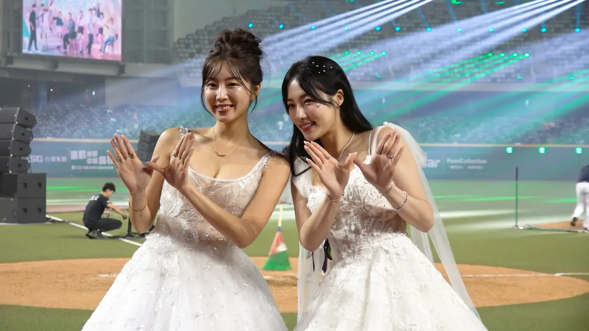 ▲台鋼雄鷹2大人氣韓援安芝儇、Mingo朴旻曙首度穿上婚紗亮相，讓球迷全暈慘，活動結束後安芝儇、Mingo朴旻曙受訪，Mingo爆料安芝儇每天都在高喊「想結婚」，自己都會虧她，「你又沒有男朋友！」（圖／記者陳云茹攝）