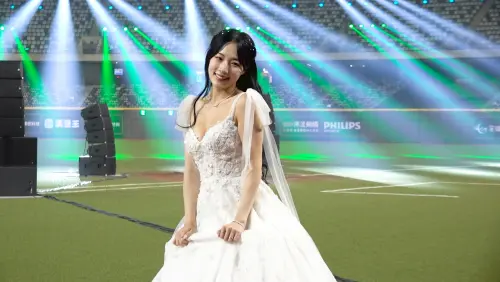 ▲Mingo是第一次穿上婚紗，表示很開心，但自己卻沒有想婚的念頭。（圖／記者陳云茹攝）