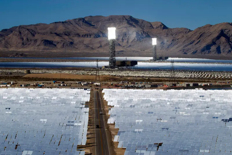 ▲伊凡帕太陽能電廠擁有17.4萬面定日鏡這些定日鏡由電腦控制,任務就是將太陽光聚焦在3座塔樓上,藉此聚集光能發電。(圖/路透/達志影像)