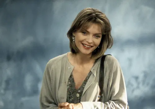 ▲蜜雪兒菲佛在真人實事改編的《危險遊戲》，扮演從海軍陸戰隊退伍的女老師，當年在美國票房十分成功。（圖／摘自IMDb）