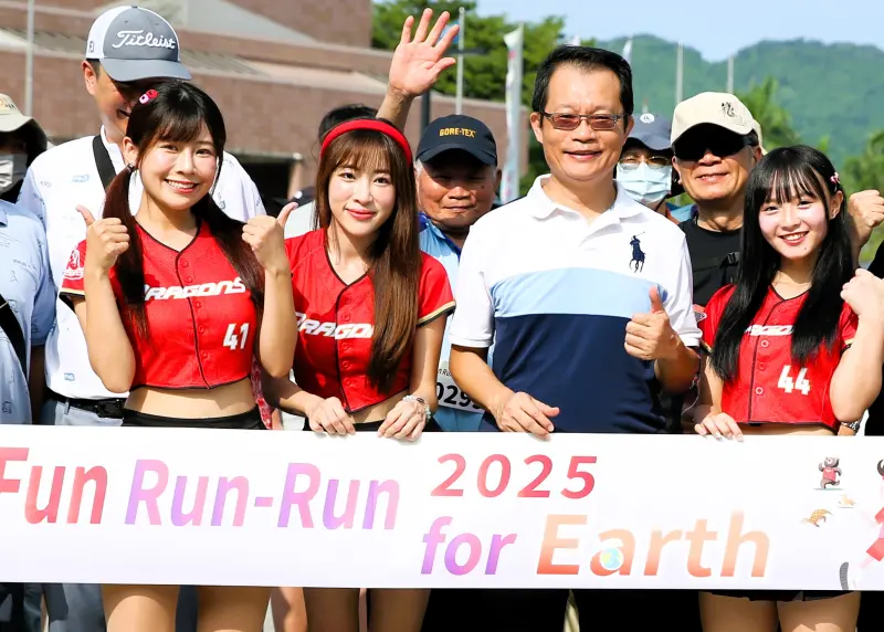 ▲味全龍職棒隊Dragon Beauties小龍女帶領民眾做暖身操，帶給大家滿滿活力。(圖/新光Fun Run提供)