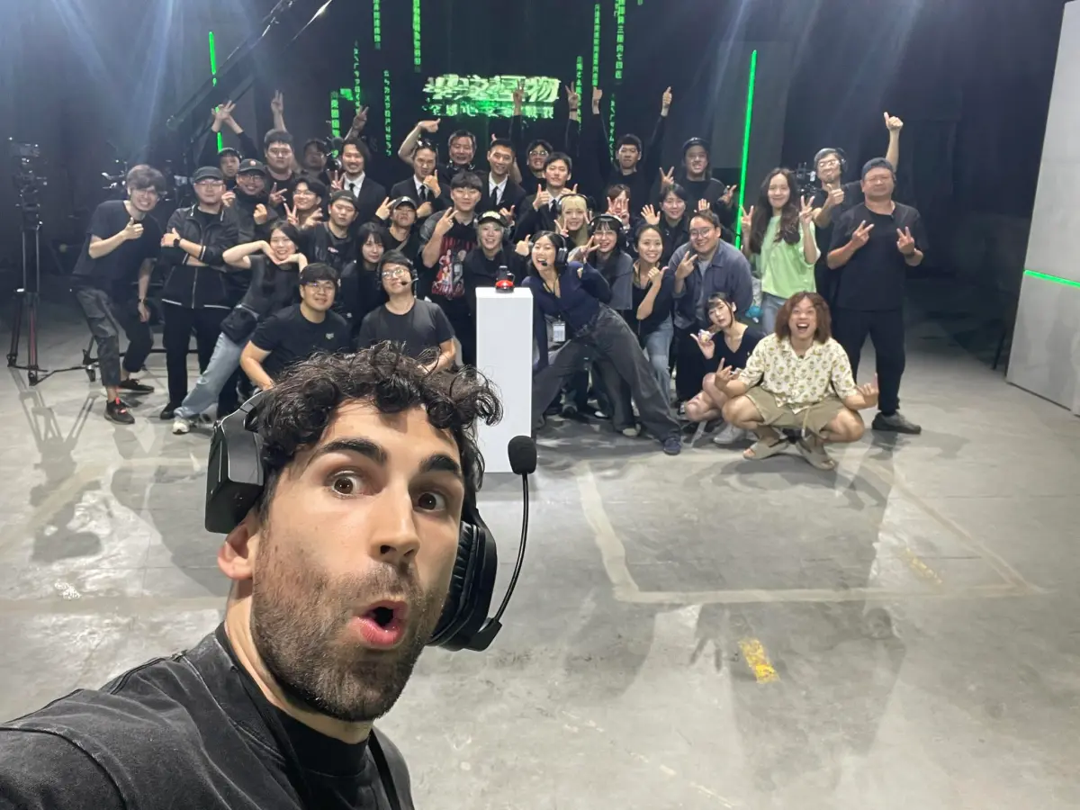 ▲法國在台YTR酷（前排）近期斥資新台幣500萬元打造網路節目《中文怪物》，因題材新鮮有趣，受到廣大歡迎，但近期上傳時間一直延期，讓他在發布第3集後，宣布更新時間從1週3次，改為1週1次。（圖／翻攝自Facebook@酷的夢）