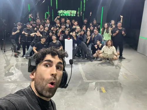 ▲法國在台YTR酷（前排）近期斥資新台幣500萬元打造網路節目《中文怪物》，因題材新鮮有趣，受到廣大歡迎，但近期上傳時間一直延期，讓他在發布第3集後，宣布更新時間從1週3次，改為1週1次。（圖／翻攝自Facebook@酷的夢）