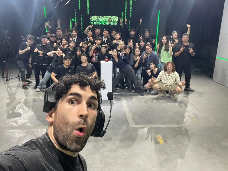 ▲法國在台YTR酷（前排）近期斥資新台幣500萬元打造網路節目《中文怪物》，因題材新鮮有趣，受到廣大歡迎，但近期上傳時間一直延期，讓他在發布第3集後，宣布更新時間從1週3次，改為1週1次。（圖／翻攝自Facebook@酷的夢）