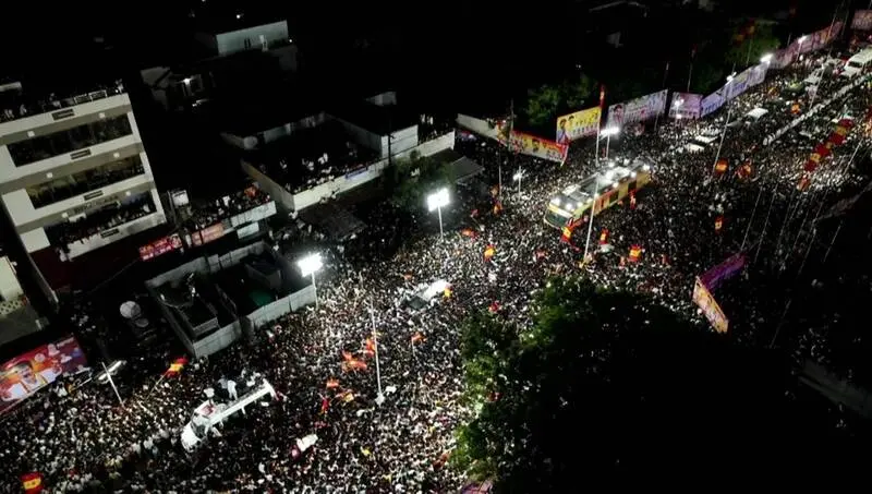 ▲印度南部坦米爾那都邦（Tamil Nadu）27日傳出，在一場造勢活動發生嚴重踩踏事件，造成至少30人死亡，超過80人受傷。（圖／翻攝自X)