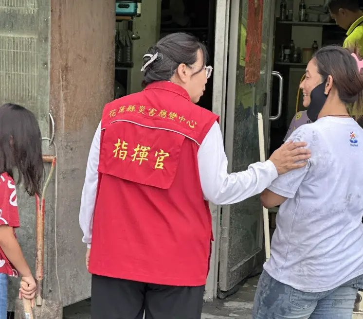 ▲花蓮縣議長張峻感嘆縣長徐榛蔚挨家挨戶慰問唯獨跳過他家，或許雙方立場不同，但政治凌駕於民生，這樣的態度叫災民情何以堪。（圖／翻攝自張峻臉書）