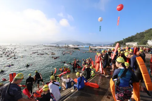 ▲參與日月潭國際泳渡的泳士陸續下水。（圖／南投縣政府提供，2025.09.28）