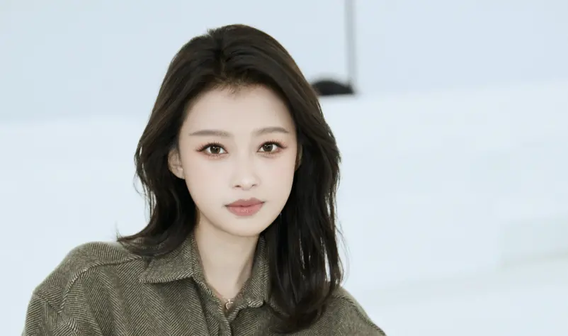 ▲孫怡因演出《羋月傳》走紅，日前因為染髮過敏，導致整張臉腫脹變形，還到醫院吊點滴，讓她嚇到喊再也不敢染了。（圖／翻攝自孫怡微博）