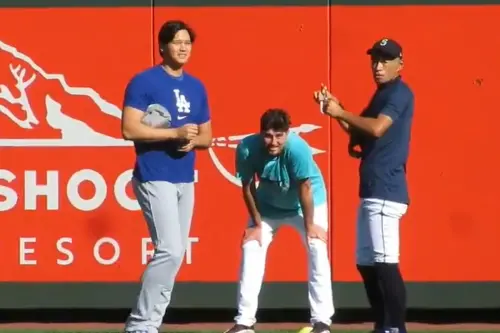 ▲大谷當時從三壘側休息區探頭，發現一朗正在右翼守備練習，隨即快步跑向前輩問候。（圖／翻攝自デイリースポーツ X）