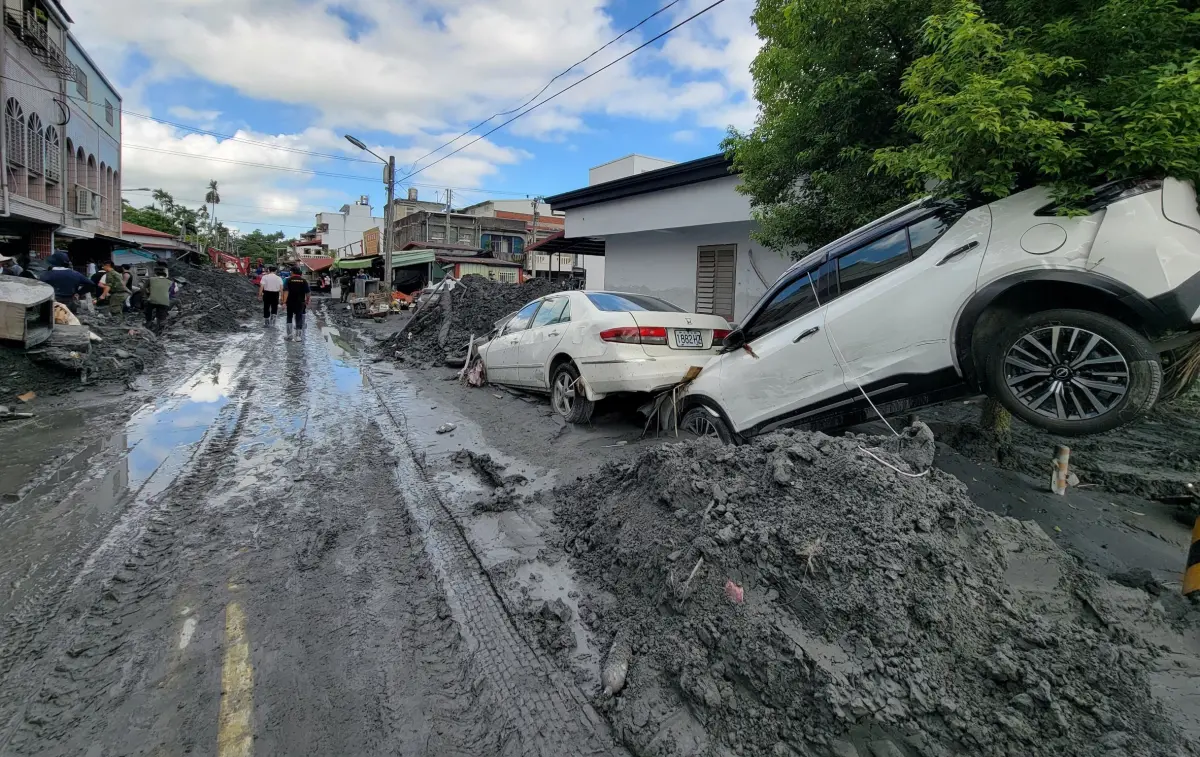 ▲花蓮馬太鞍溪堰塞湖溢流，目前已造成17人死亡、7人失聯、93人受傷。醫師公會全聯會昨（27）日前往光復鄉勘災慰問，並拋磚引玉捐贈100萬元。（圖／醫師公會全聯會提供）