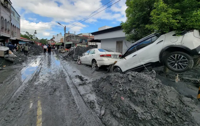 ▲花蓮馬太鞍溪堰塞湖溢流，目前已造成17人死亡、7人失聯、93人受傷。醫師公會全聯會昨（27）日前往光復鄉勘災慰問，並拋磚引玉捐贈100萬元。（圖／醫師公會全聯會提供）