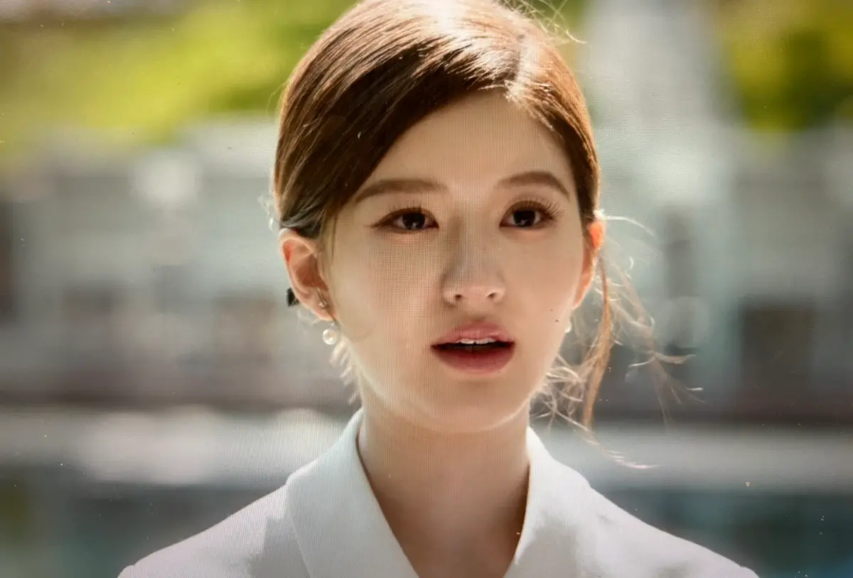 ▲趙露思（如圖）在《許我耀眼》中假扮千金嫁豪門，首集中和婆婆溫崢嶸過招，在快被揭穿時，打出悲情牌，讓溫崢嶸心軟。（圖／翻攝自Netflix）