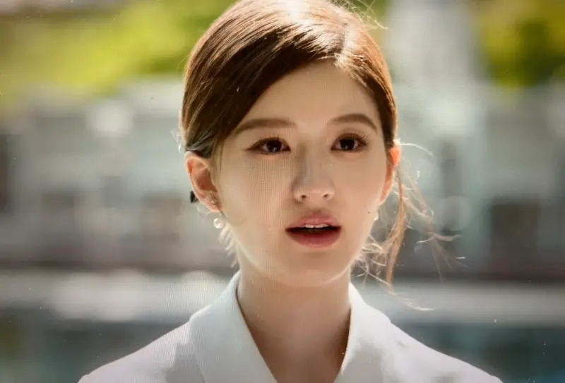 ▲趙露思（如圖）在《許我耀眼》中假扮千金嫁豪門，首集中和婆婆溫崢嶸過招，在快被揭穿時，打出悲情牌，讓溫崢嶸心軟。（圖／翻攝自Netflix）