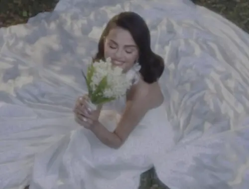 ▲席琳娜的婚禮充滿童話氛圍，照片也有朦朧夢幻的感覺。（圖／摘自IG@selenagomez）