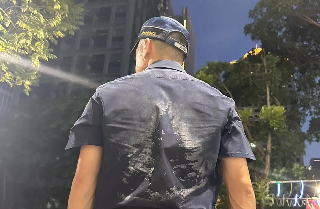 ▲警察制服背後的「結晶鹽山」圖形，說明了執勤一整天的辛勞。（圖／台中市警局提供，2025.09.28）