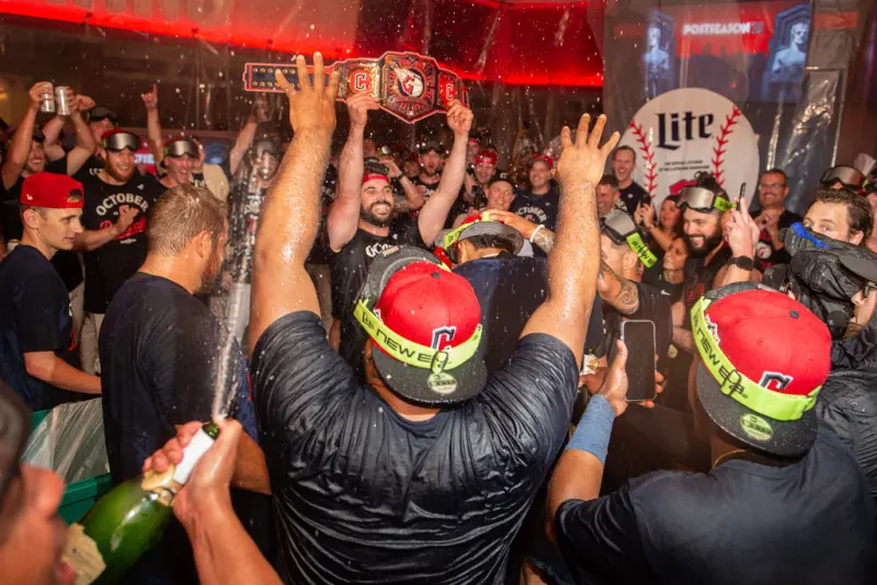 ▲克里夫蘭守護者在主場以3：2擊退遊騎兵，靠著「再見觸身球擠回致勝分」的方式鎖定勝利，寫下105年來前所未有的紀錄。（圖／美聯社／達志影像）