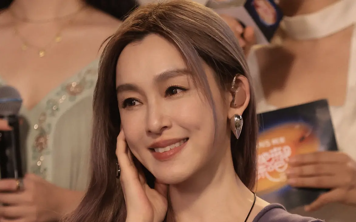 ▲范瑋琪（如圖）昨（27）日發出機場照，笑容滿面表示將前往澳門， 立刻遭大批網友質疑，沒去救災還心繫中國，紛紛湧入留言區爆氣噴：「不送快滾」。（圖／翻攝自FB 范范 范瑋琪）