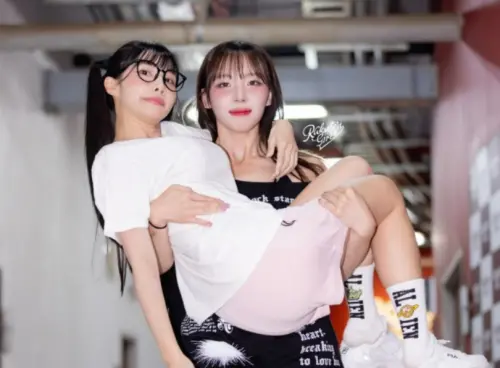 筠熹生日河智媛搶鏡拉馬尾！互嗆「大叔大媽」網全嗨：太鬧太可愛
