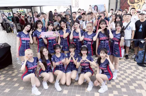 ▲樂天女孩為若潼與筠熹（後排左三）慶生，河智媛（後排左二）搞笑拉起筠熹的馬尾，很搶鏡。（圖／樂天桃猿提供）