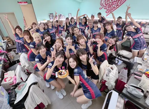 ▲樂天女孩為若潼與筠熹慶生，大家歡樂大合照。（圖／樂天桃猿提供）