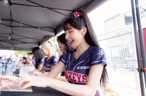 ▲筠熹（中）感謝球迷支持，希望可以跳到不能跳為止。（圖／樂天桃猿提供）