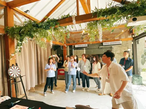 ▲「揪愛逃脫、幸福Shooting!」，39位單身男女先在異國風餐廳玩飛鏢、吃Buffet，再組隊闖密室逃脫，在驚呼與笑聲中擦出火花。(圖／民政局提供2025.9.28)