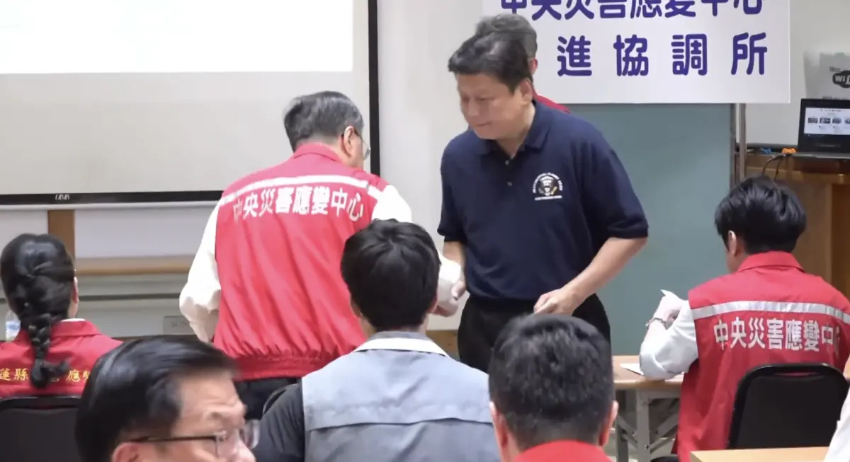 ▲卓榮泰與傅崐萁再度同框，有別於幾天前不歡而散，傅崐萁致詞提及3點請求希望中央協助，致詞後更主動與卓榮泰握手泯恩仇。（圖／翻攝畫面）