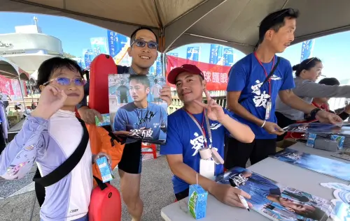 ▲電影《突破：三千米的泳氣》主角范逸臣在泳渡終點為粉絲簽名。（圖／南投縣政府提供，2025.09.28）