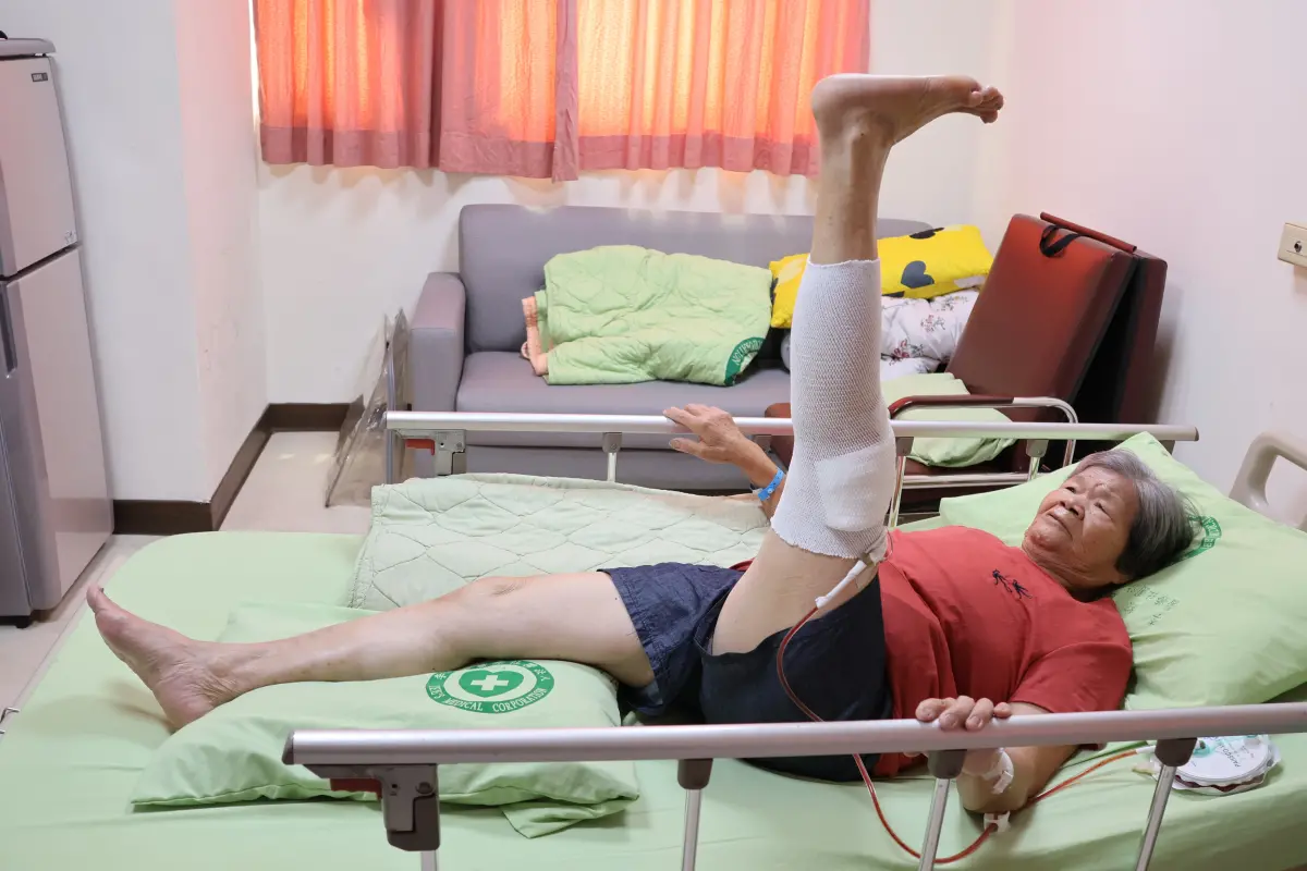 ▲馮姓婦人膝蓋痛吃止痛藥也受不了才開刀，術後抬腿復健(圖／醫院提供2025.9.28)