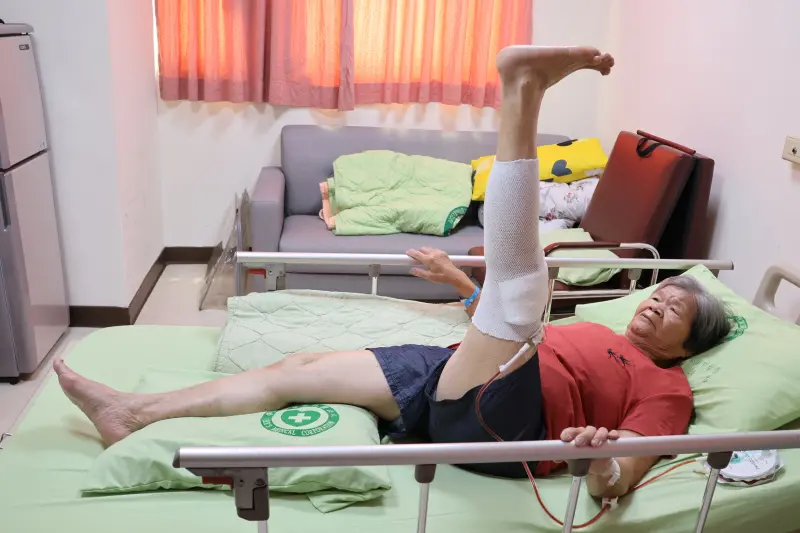 ▲馮姓婦人膝蓋痛吃止痛藥也受不了才開刀，術後抬腿復健(圖／醫院提供2025.9.28)