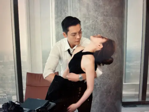 ▲《許我耀眼》陳偉霆（左）一把將趙露思抱起，趙露思瘦到感覺腰快被陳偉霆凹斷。（圖／翻攝自Netflix）