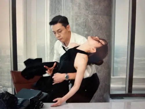 ▲《許我耀眼》陳偉霆（左）一把將趙露思抱起，趙露思瘦到感覺腰快被陳偉霆凹斷。（圖／翻攝自Netflix）