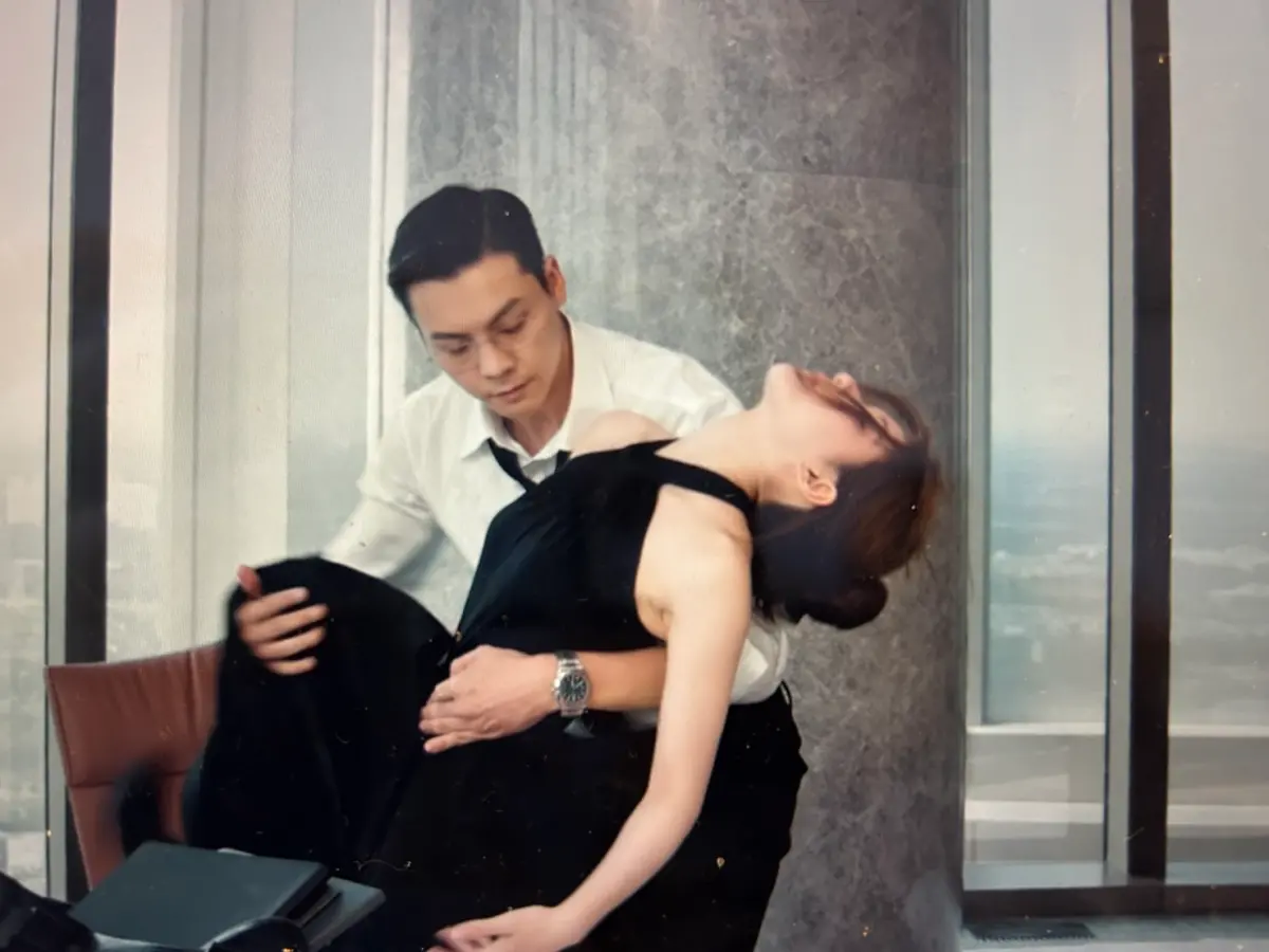 ▲陳偉霆（左）在《許我耀眼》中一把抱住暈倒的趙露思，趙露思瘦到感覺腰快被陳偉霆凹斷。（圖／翻攝自Netflix）