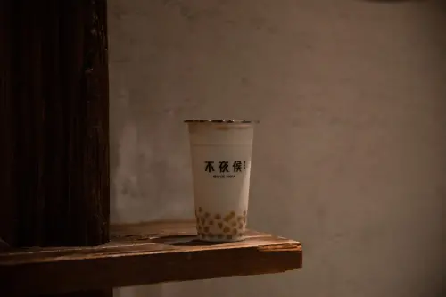 ▲不夜侯製茶所門市多位於雙北地區，店面整體裝潢主打古色古色風格，飲品除了純茶以外，還有厚奶茶、冬瓜茶、季節水果茶和手沖現泡無糖茶飲。（圖／不夜侯製茶所臉書）