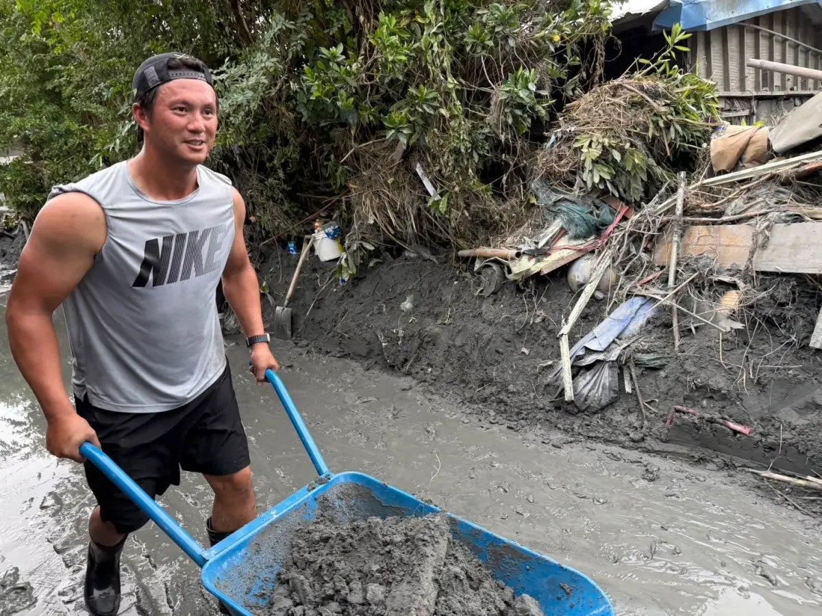 ▲高國輝在IG發文，感慨家鄉「跟手機裡看到的一樣糟透了」，他親自投入重建，健壯的麒麟臂像是「浩克降世」，讓球迷驚呼：「難怪隨便尻都全壘打」。（圖／取自羅國華臉書）
