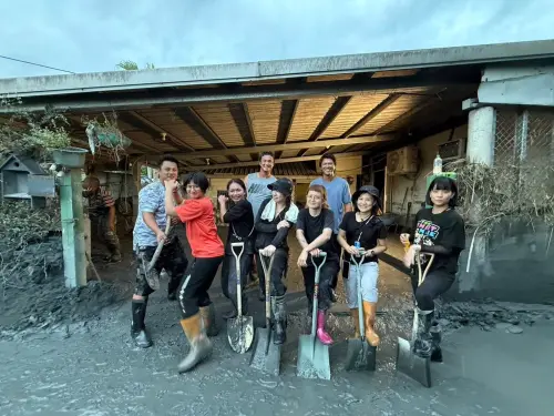 ▲羅國華則在臉書分享，家人與志工已奮戰多日，屋內依舊堆滿泥沙，但自己仍得回到教練崗位帶領學生比賽。（圖／取自羅國華臉書）