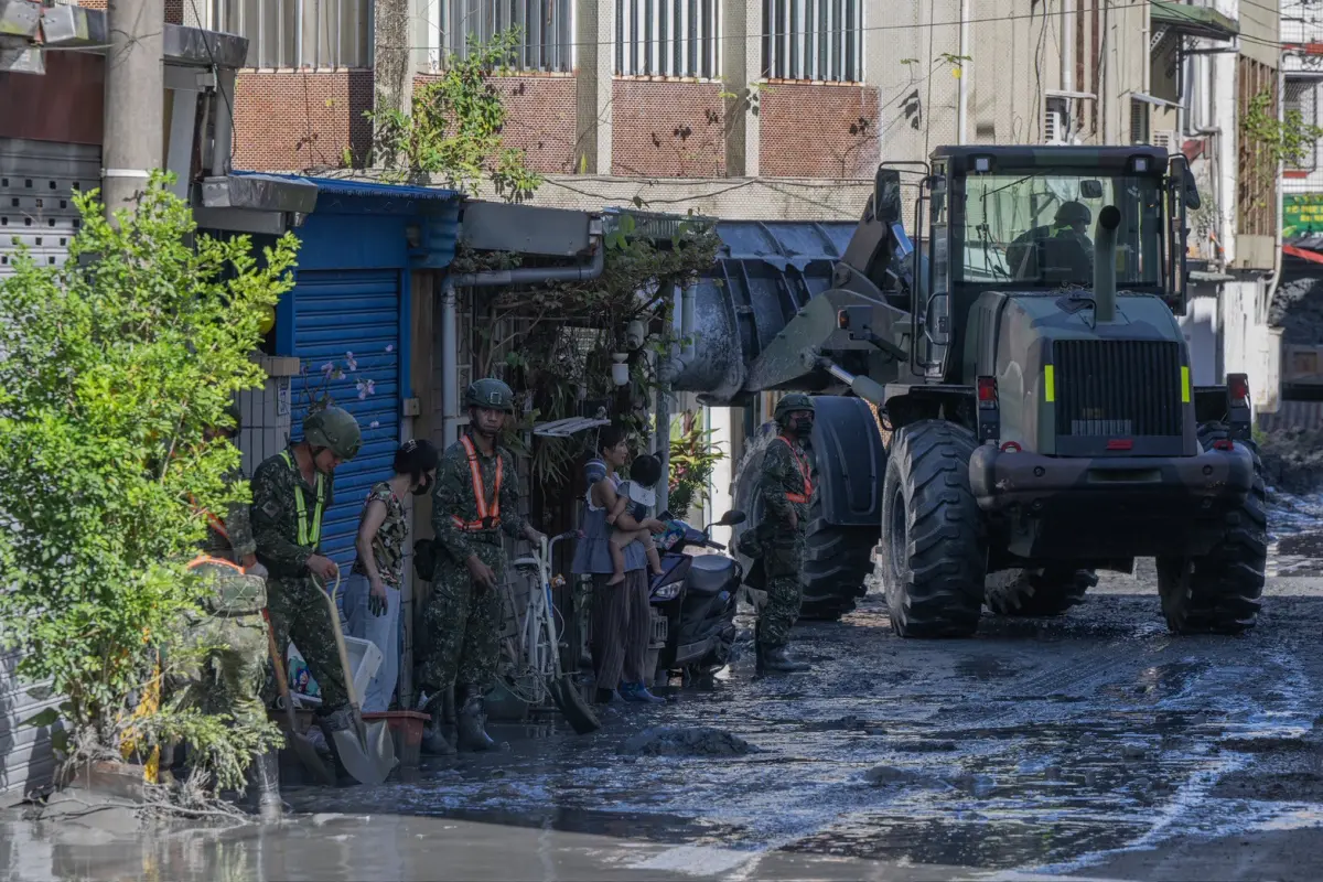 ▲今日傳堰塞湖再度溢流，有民代表示聽聞地方傳出要往3樓跑緊急避難，對此指揮官經濟部次長賴建信表示沒有鳴防空警報，請大家心情放寬投入救災。（圖／總統府提供）