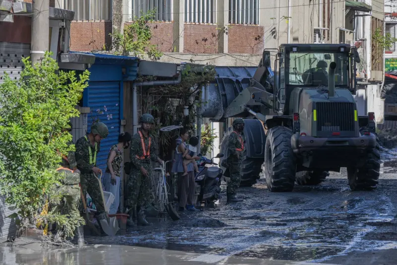 ▲今日傳堰塞湖再度溢流，有民代表示聽聞地方傳出要往3樓跑緊急避難，對此指揮官經濟部次長賴建信表示沒有鳴防空警報，請大家心情放寬投入救災。（圖／總統府提供）