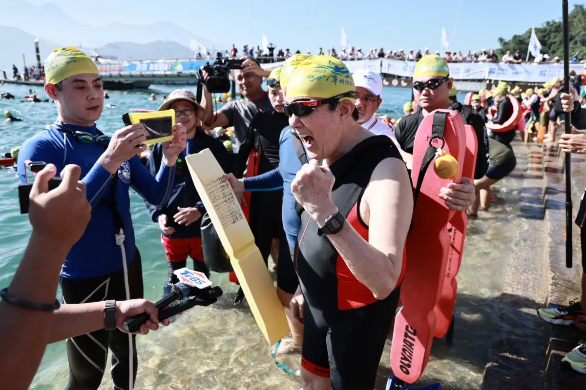 ▲馬英九下水後狂比手勢配合拍照。（圖／南投縣政府提供，2025.09.28）