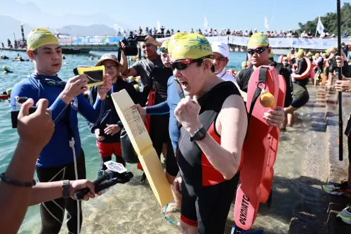 不甘只當特別來賓！馬英九戲稱25歲　第12次泳渡日月潭比去年快

